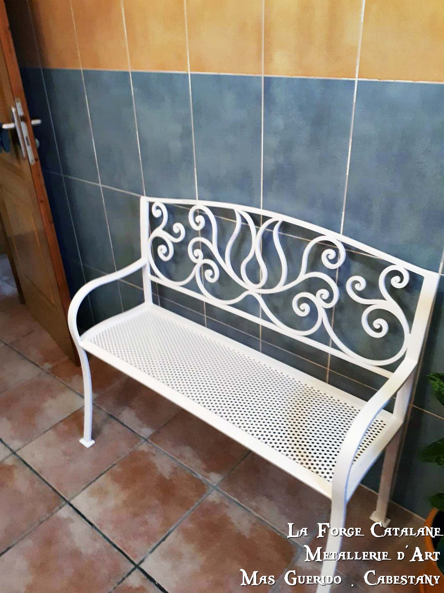 banc ouvrage volute thermolaquage blanc salle de bain forge catalane.jpg